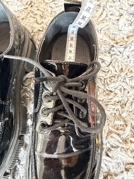 Lesklé mokasínky, 33