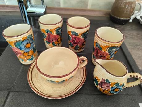 Keramické šálky a mliečnik, 