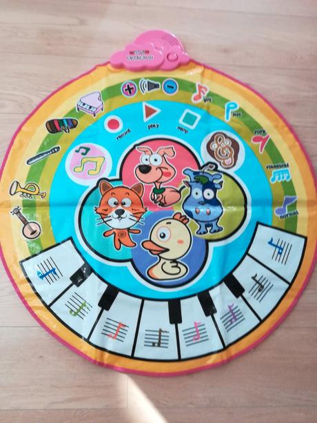 Hracia deka so zvukmi hudobnych nastrojov, 