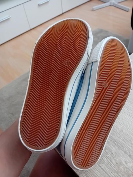 Nenosené tenisky, 31