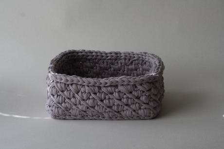 Háčkovaný košík svetlosivej farby, štvorec,