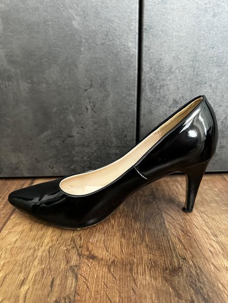 Čierne lodičky, 39