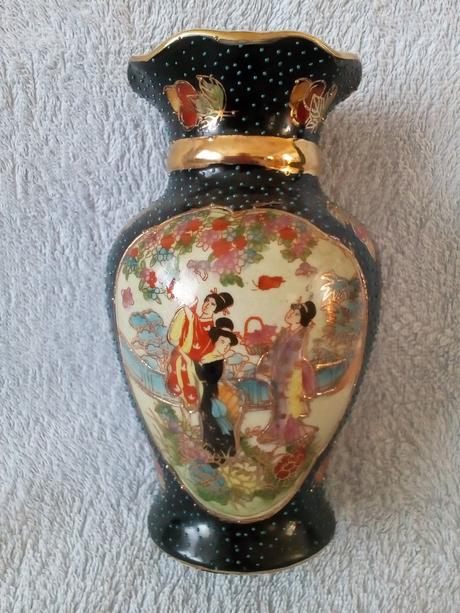 Sošky dám a váza s motívom japonských dám, 