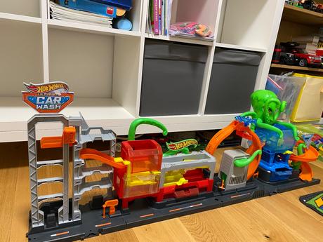 Hot wheels autoumyvarka utok chobotnice,