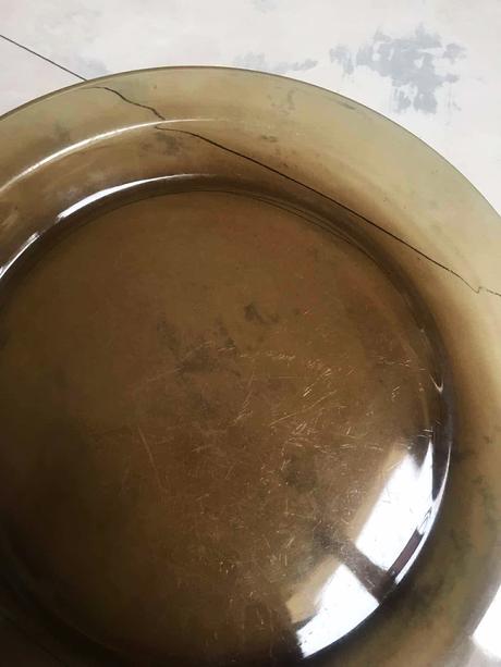 Plytký pyrexový nerozbitný tanier,