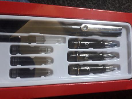 Kaligrafia fantasy vintage perá, 