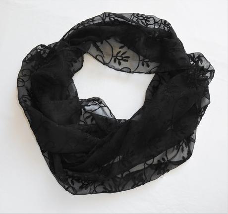 Tenký priesvitný šál s výšivkou,