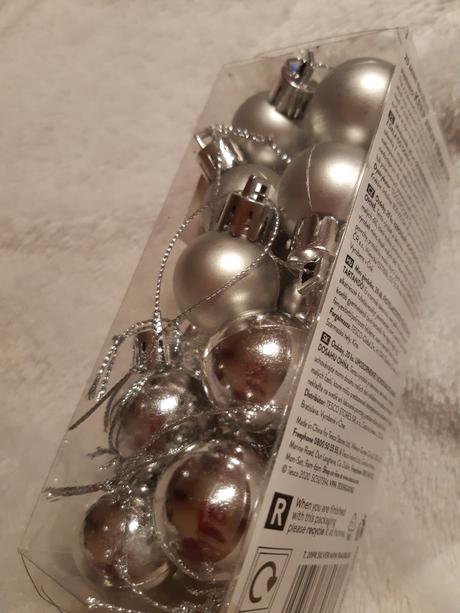 20 malých strieborných vianočných gulí, 