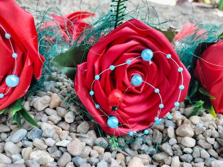 Ružičky zo satenovych stuh pre pani učiteľky,