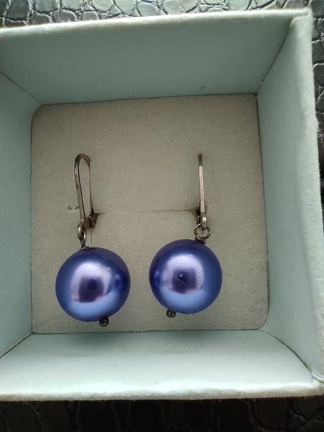 Fialové vysiace perlové náušnice, 