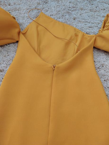 Oranžové šaty s krátkymi puf rukávmi, s