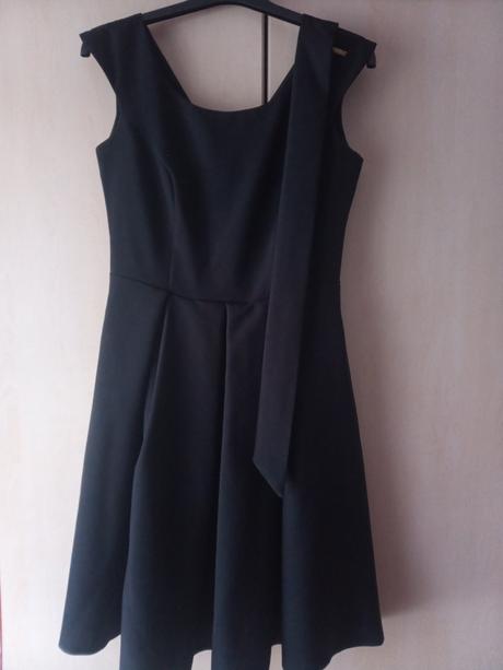 Čierne spoločenské šaty, 38