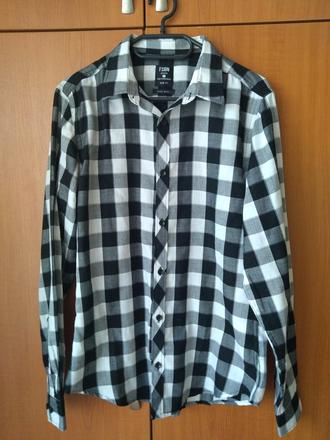 Čierno biela kockovaná košeľa., s