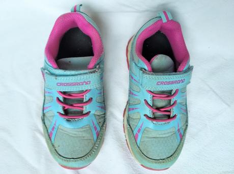 Bledomodre tenisky, 27