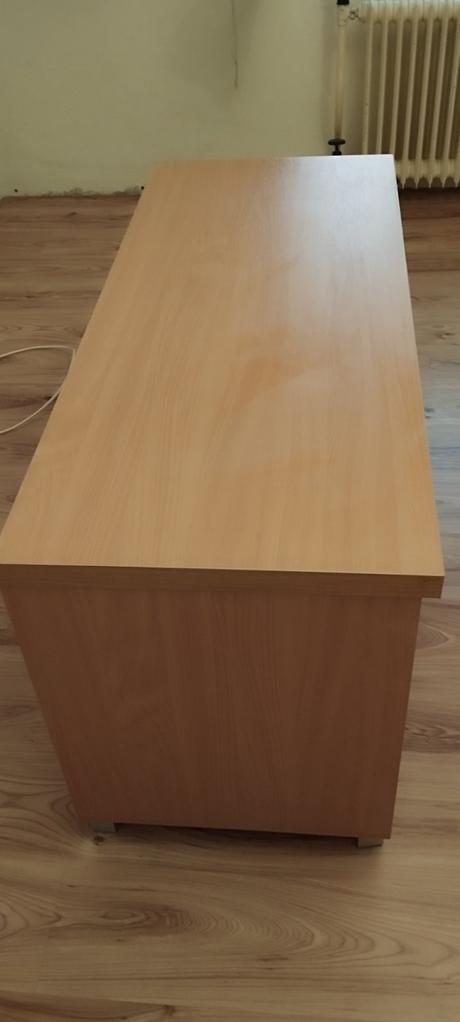 Stolík pod televízor, 