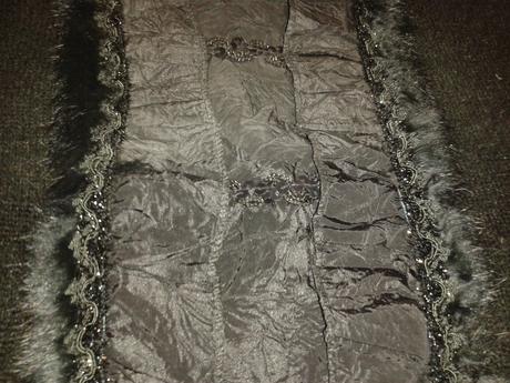 Cierny sveter s flitrami a kozusinkou, s