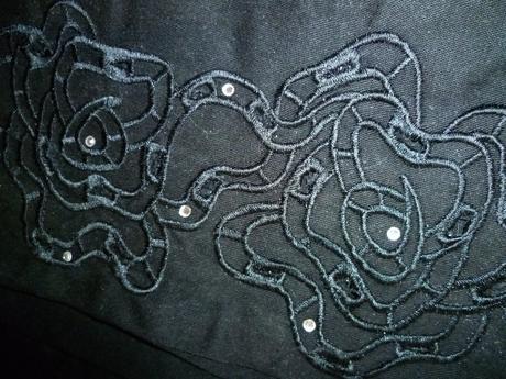 Čierne nohavice s vysívaním, m