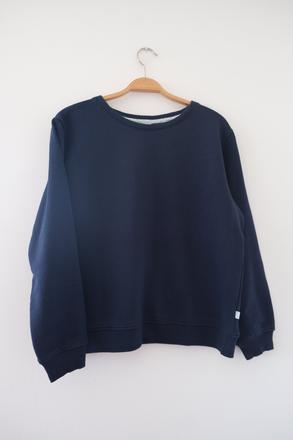 Tmavomodrá mikina, 40