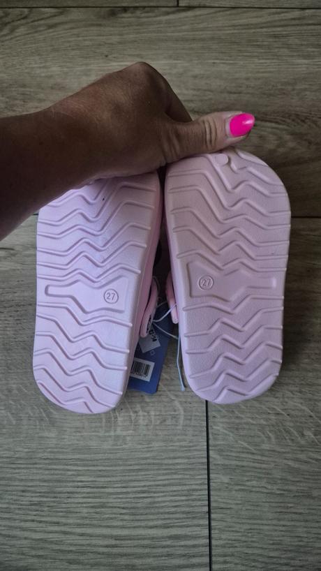 Nove crocsy, 27