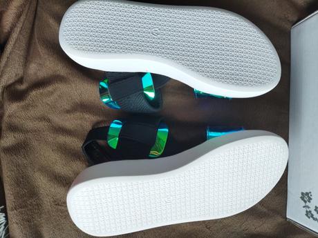 Holografické sandálky, 37