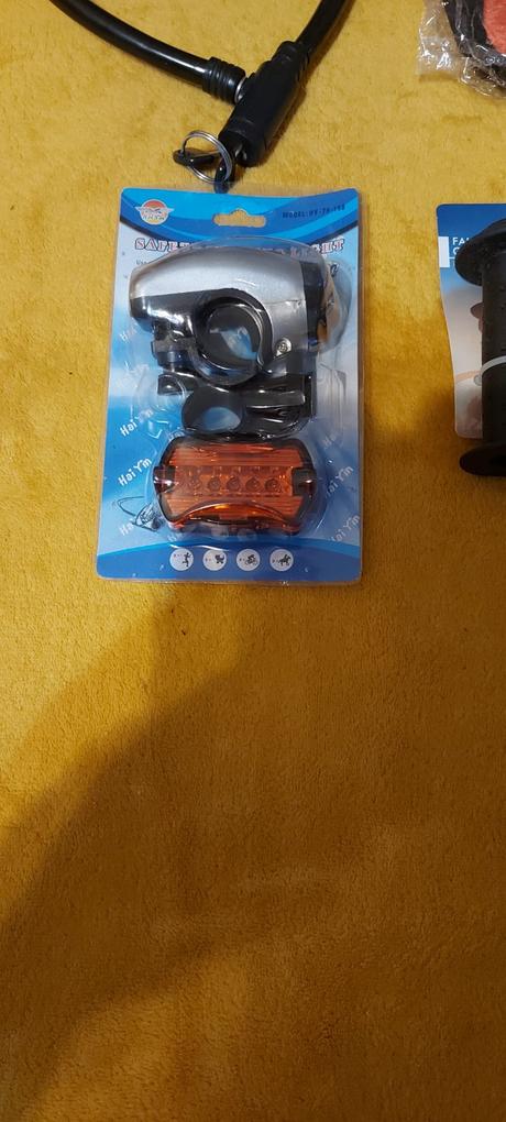 Svetlo na bicykel,rukoväte ,zámok,poťah na sedadlo, 