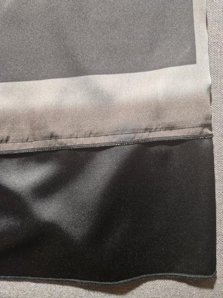 Saténové zaujímavé šaty, s