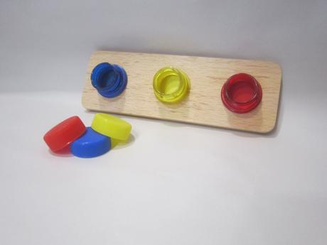 Skrutkovacie vrchnáky modrá, žltá, červená, 