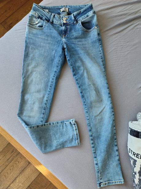 Modre obtiahnute rifle, m