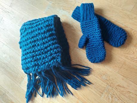 Tmavomodrý pletený šál s rukavicami, h&m