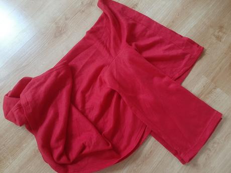 Červená deka s rukávmi.,