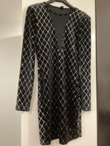 Krásne cierne šaty s kamienkami, s