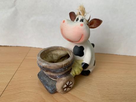 Kravička s kvetináčom,