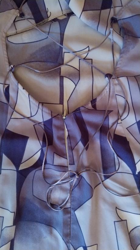 Fialové šaty na ramienka so šnurovačkou vzadu., s