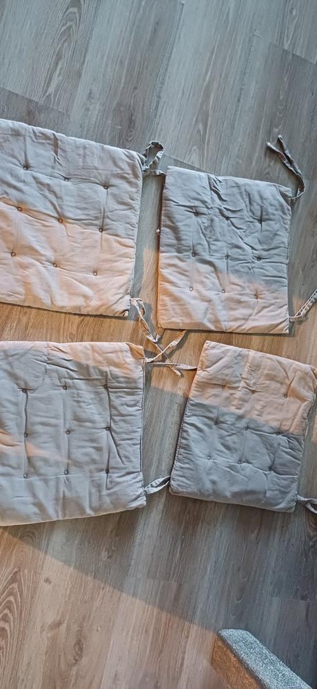 Podušky na stoličky.,