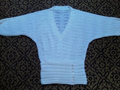 Ručne pletený biely pulover, s