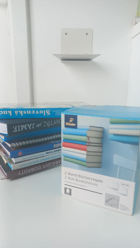 Neviditeľná polička na knihy,