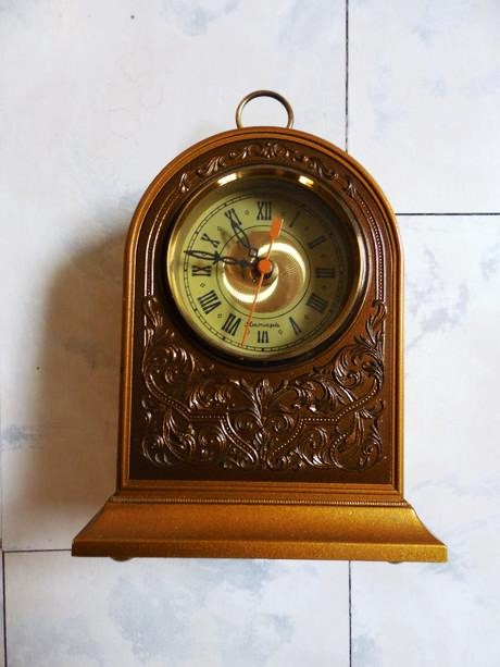 Staré starožitné funkčné hodinky,