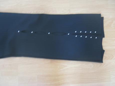 Čierne rozšírené nohavice s cvokmi a otvormi v. 42, 42