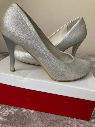 Strieborné lodičky, 39