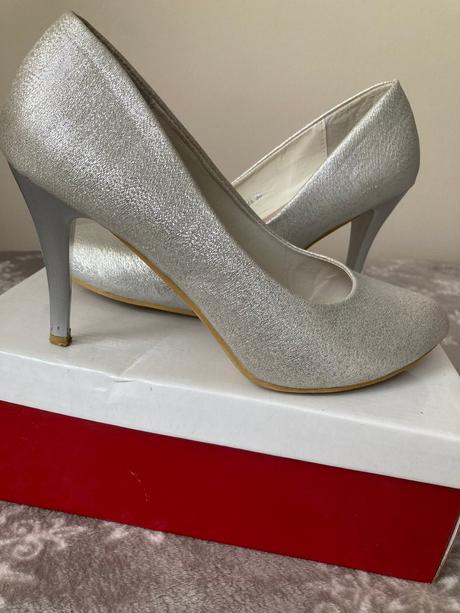 Strieborné lodičky, 39