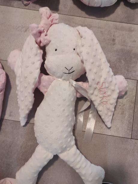 Plyšový zajac s vyšité meno sárka, 