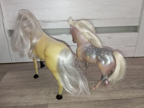 Bábika, dieťa a dva kone, 