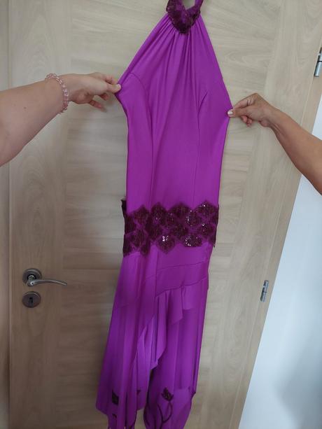 Plesove saty cyklamenove s holym chrbtom, s