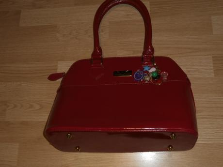 Karmínovočervená kabelka s príveskom, 