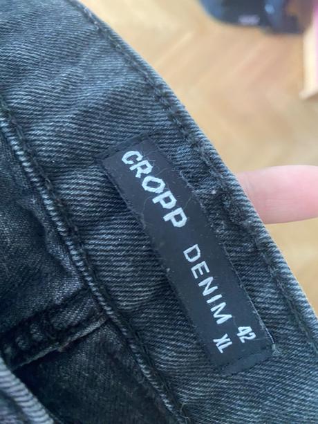 Oversize čierne roztrhané rifle, 42