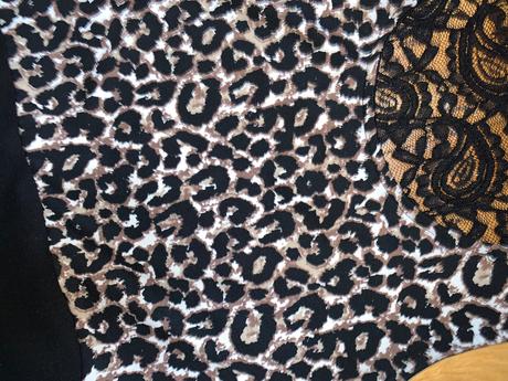 Čierne šaty so zvieracím vzorom, m