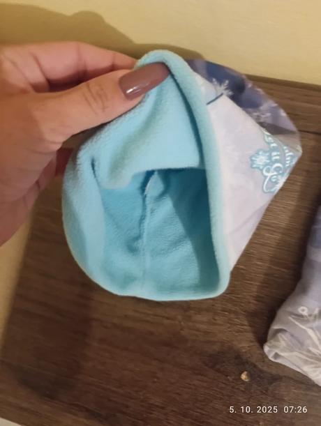 Nákrčník a čiapka,