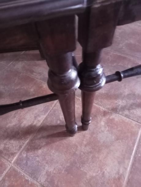 Starožitný stôl a stoličky, 