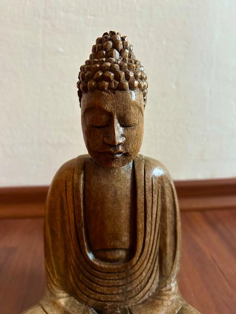 Sediaci budha z exotického dreva výška 22 cm,