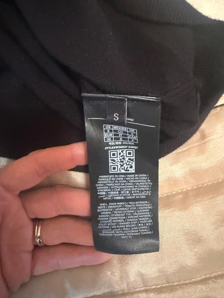 Sveter vrátane doporuč. poštovného, guess,s